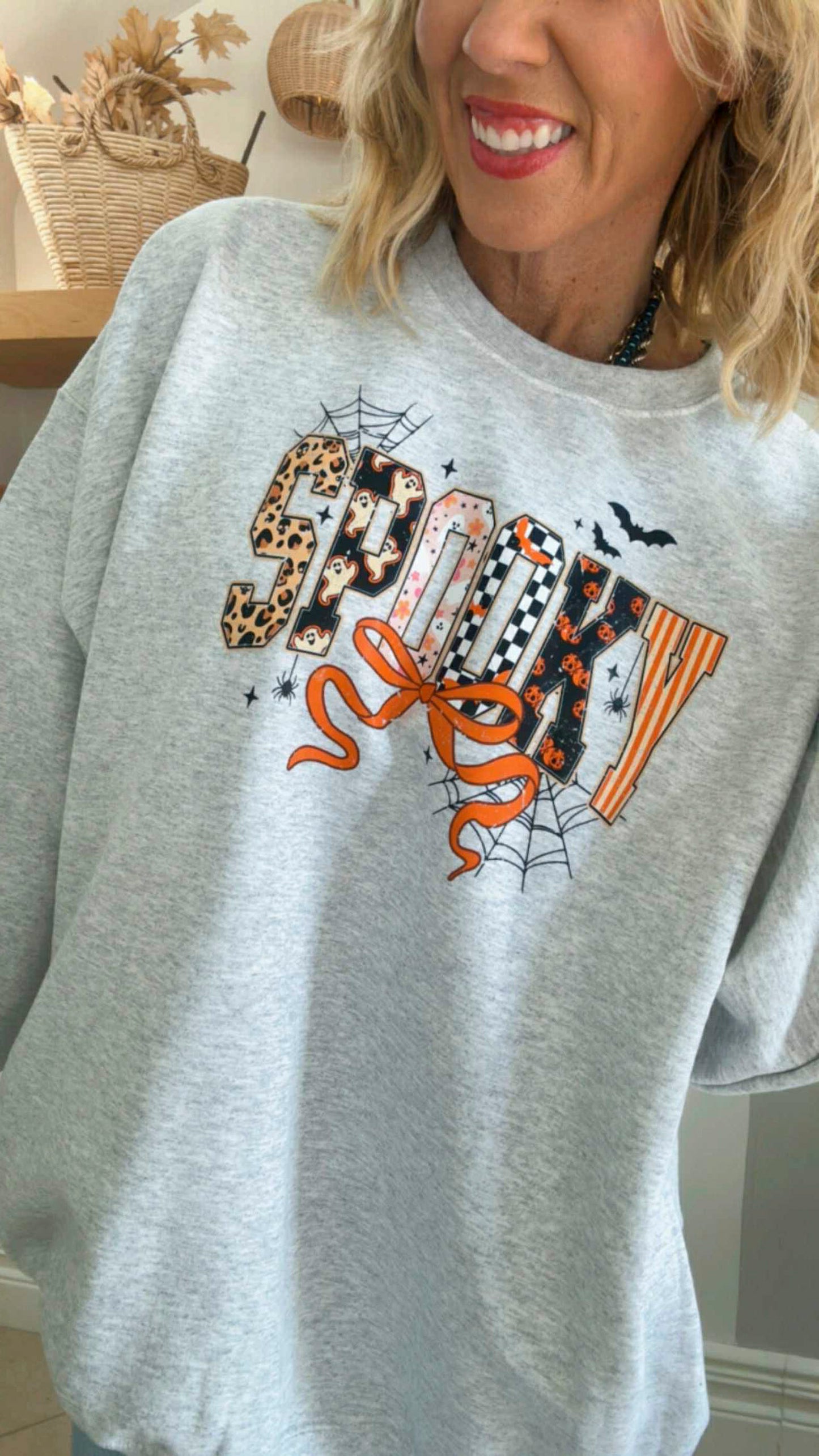 Spooky Bow Graphic Sweatshirt