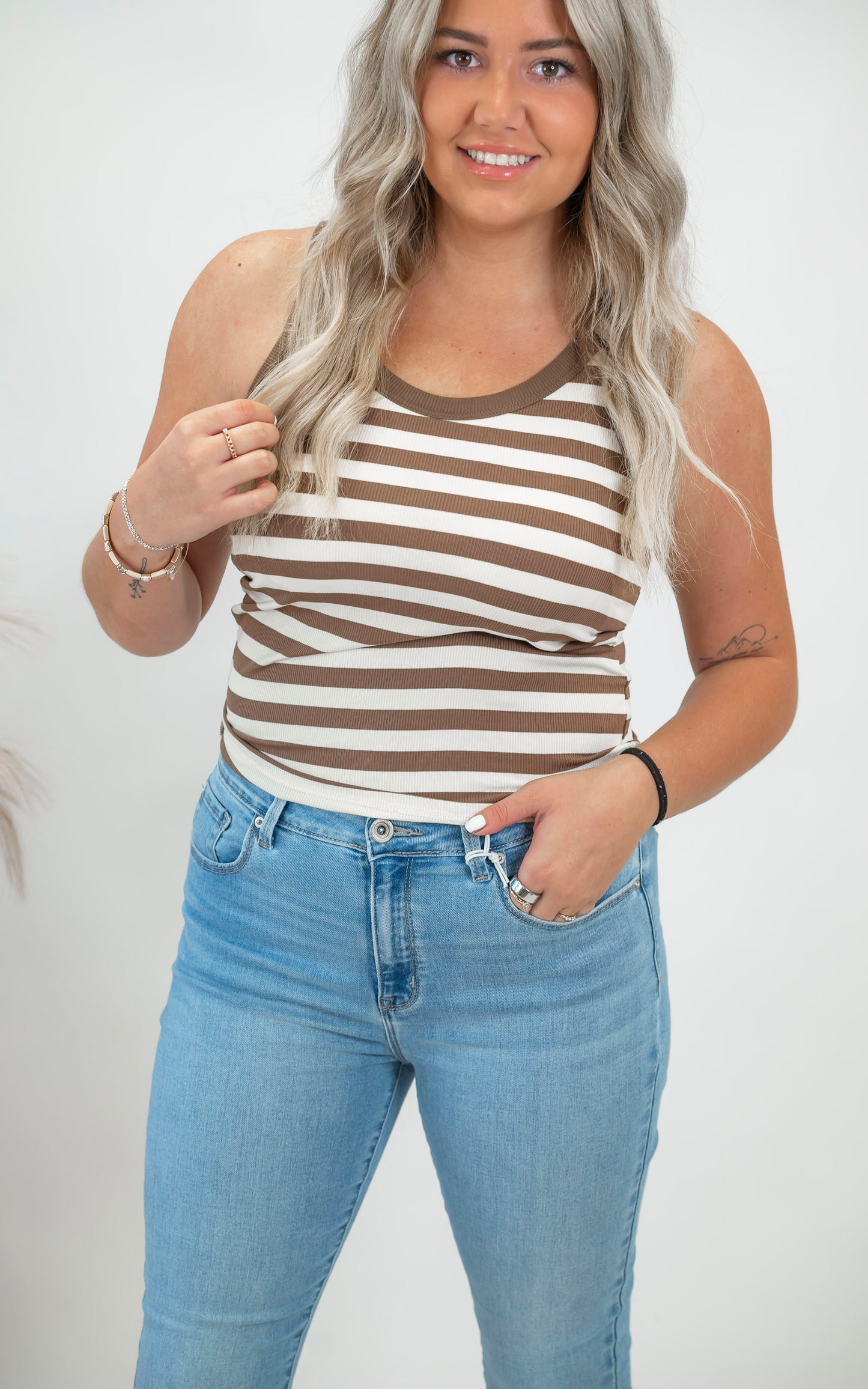 Contrast Stripe Scoop Neck Built-in Bra Tank Top