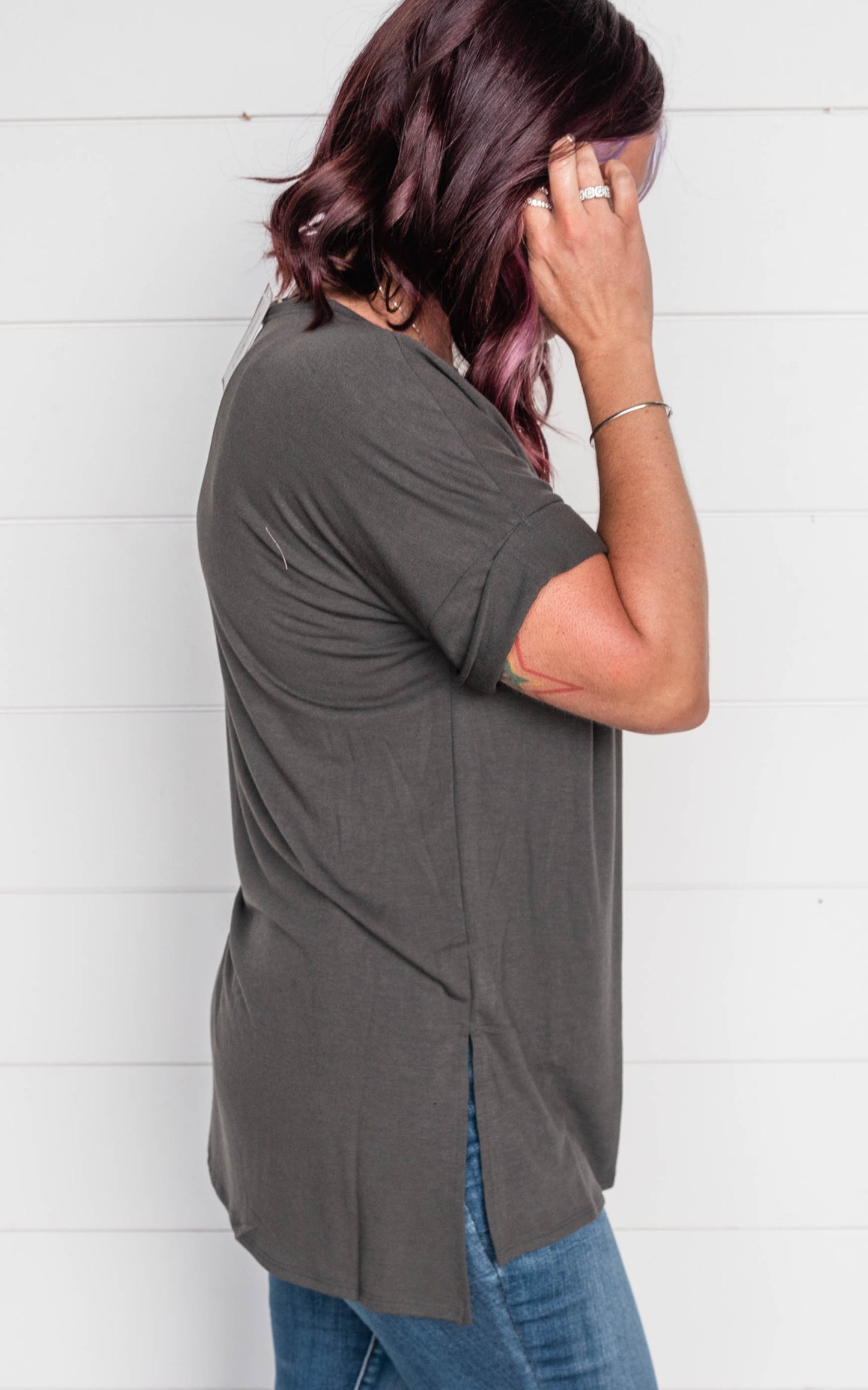 BOYFRIEND ROLLED SLEEVE TOP