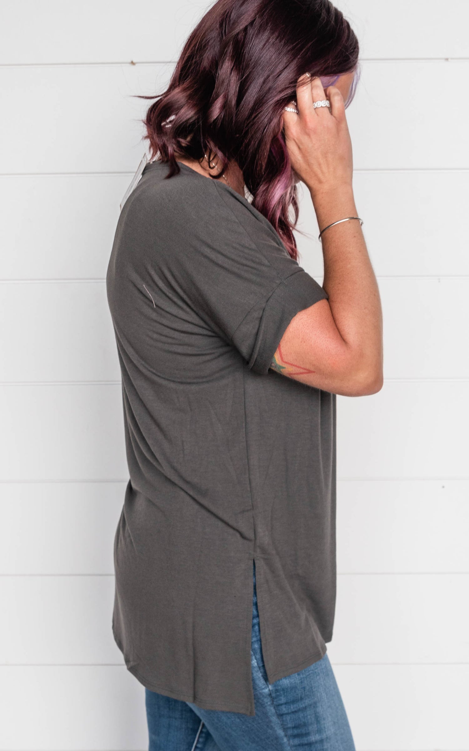 BOYFRIEND ROLLED SLEEVE TOP