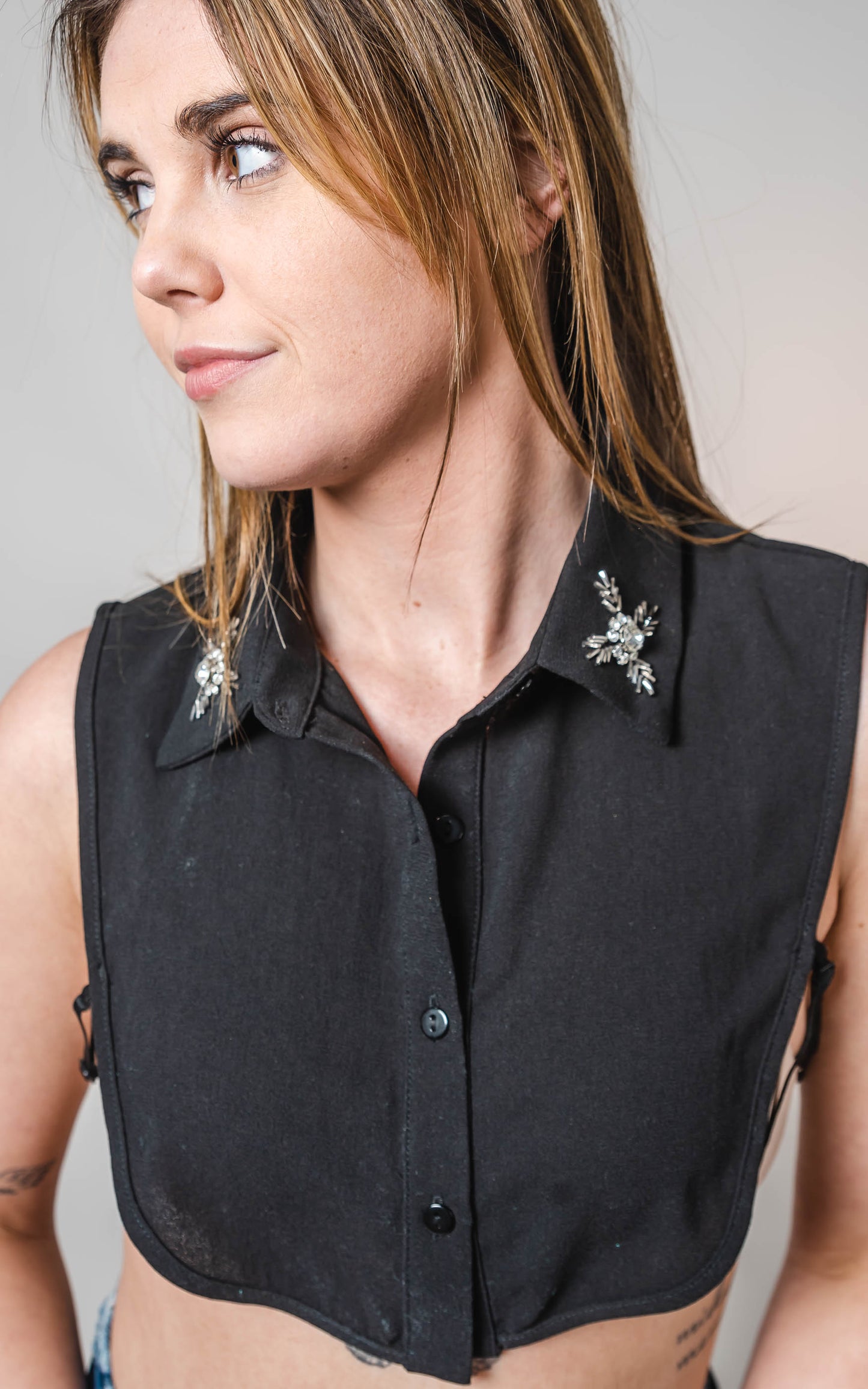 FAKE BLACK EMBELLISHED COLLAR