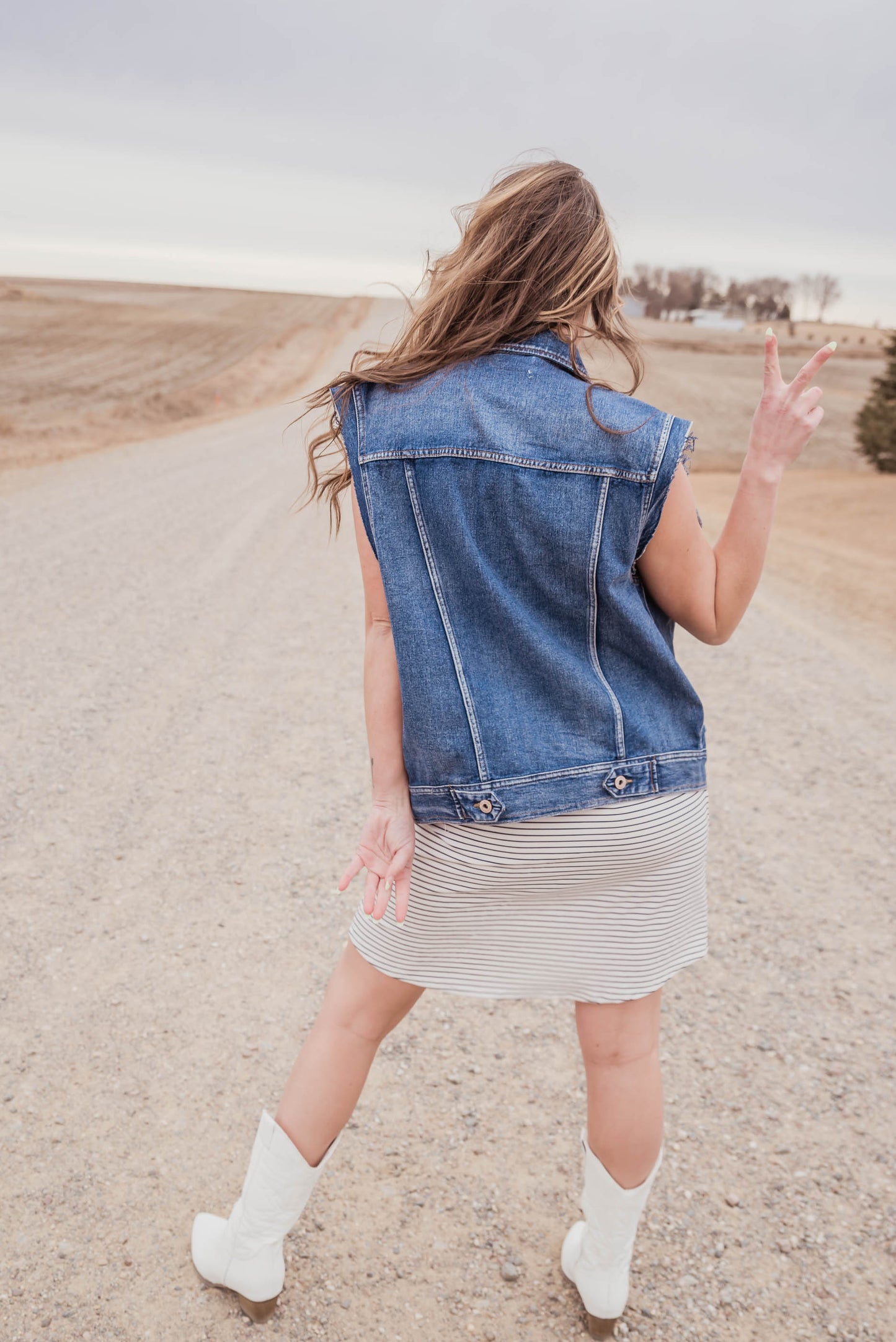 MEDIUM WASH BOYFRIEND VEST