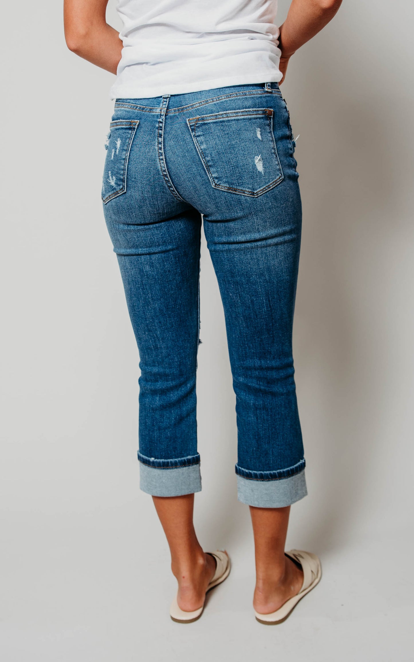 mid-rise denim capris