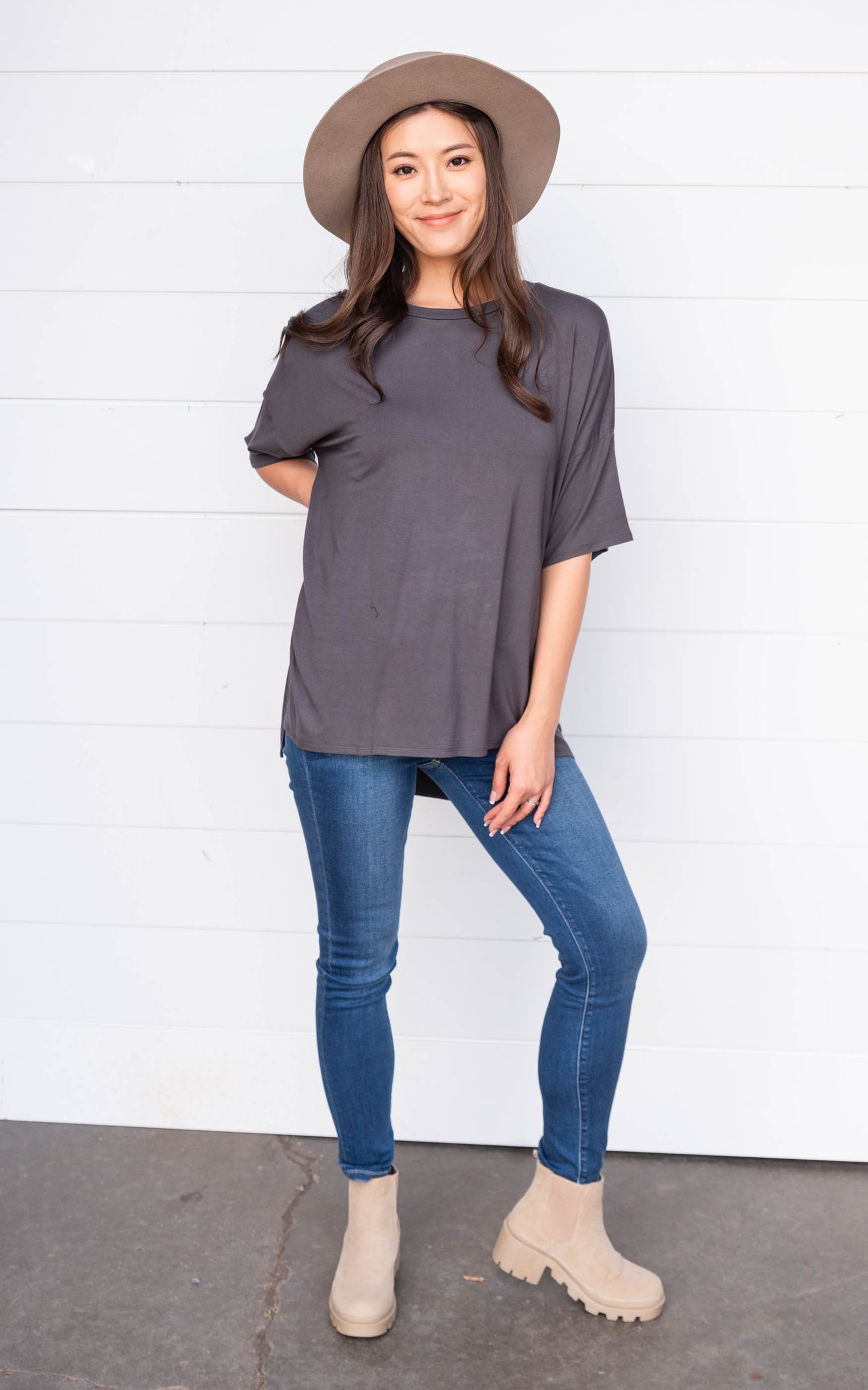 grey short sleeve t-shirt