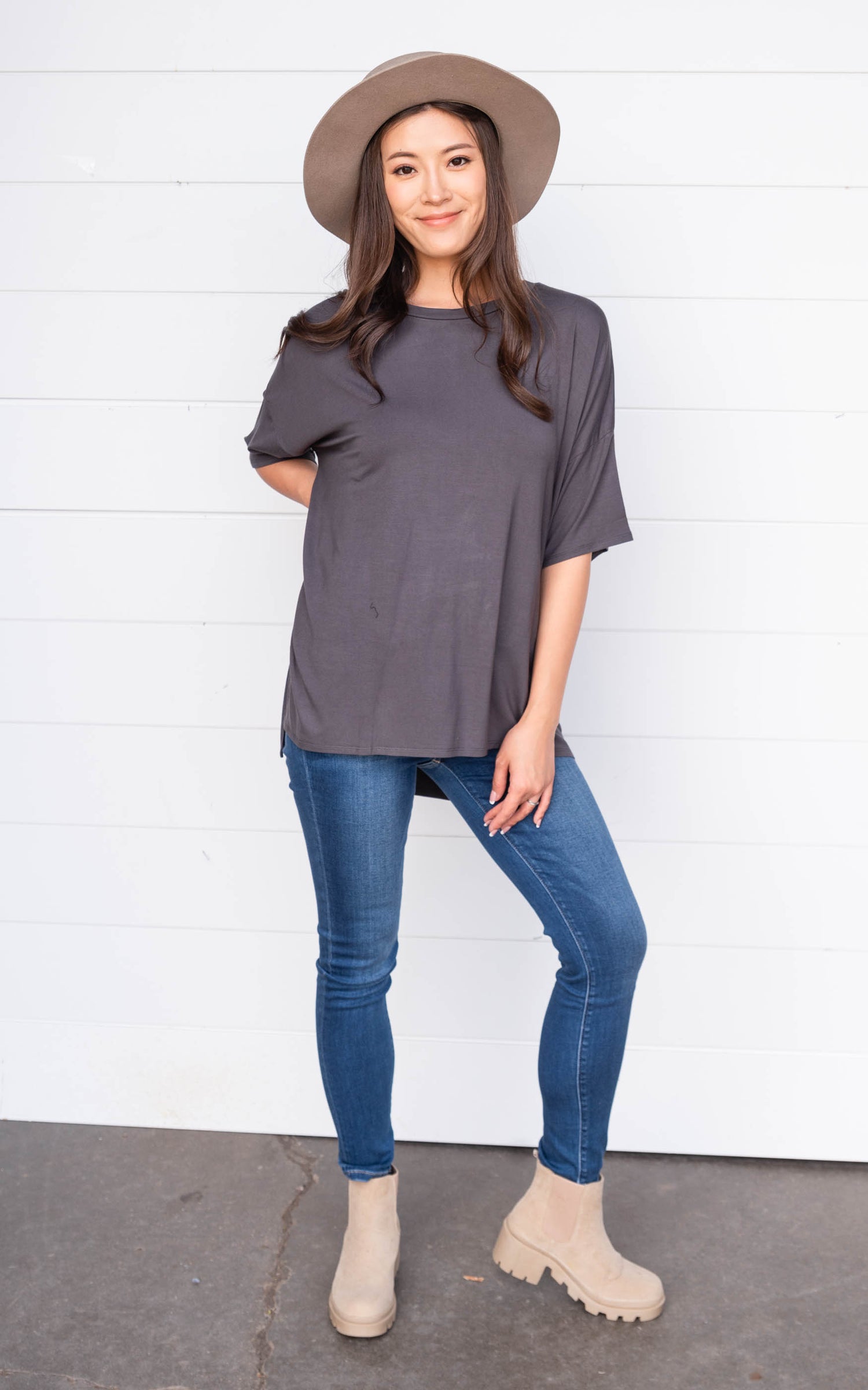 grey short sleeve t-shirt