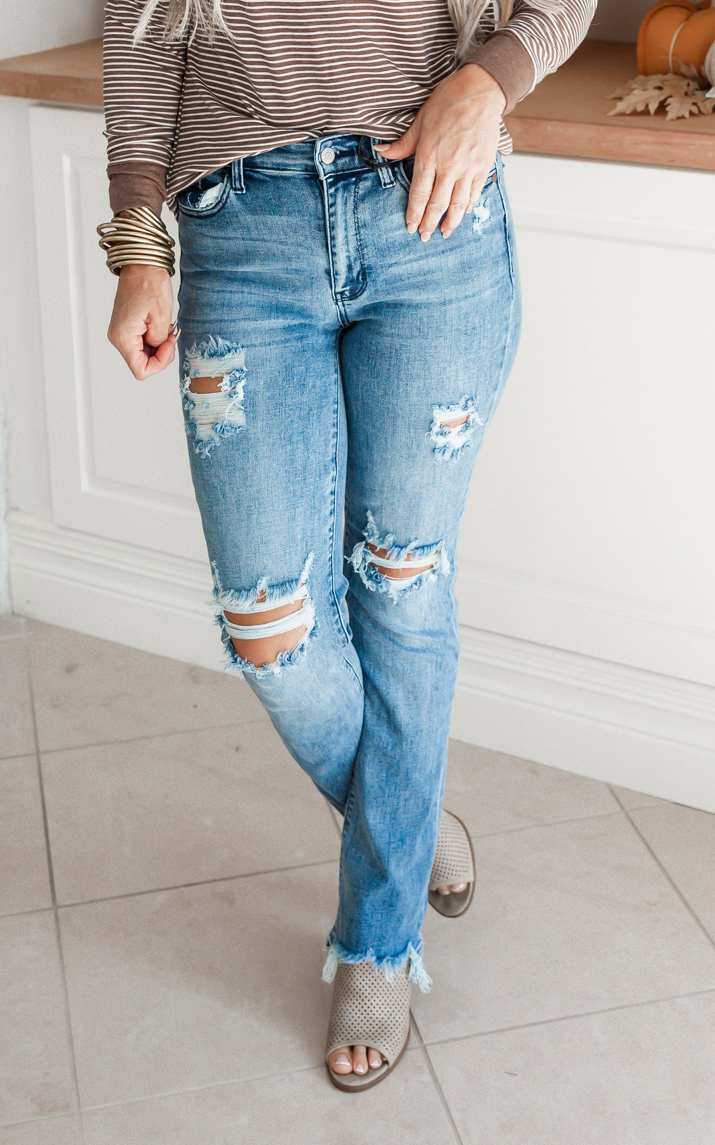 Judy Blue | The Brooke Mid Rise Destroyed Bootcut Denim Jeans (REG/CURVY)