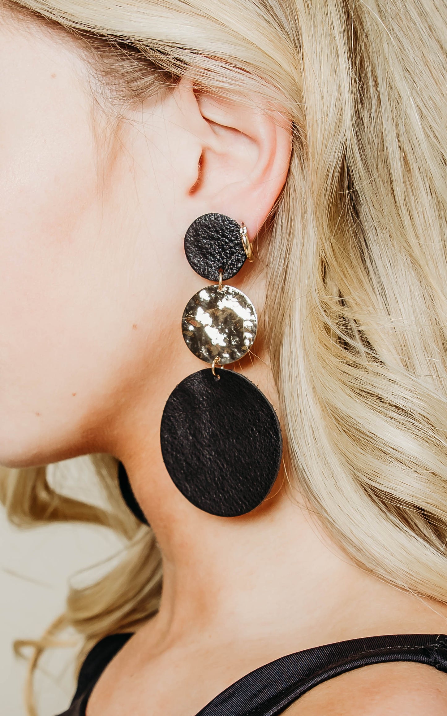  3 circle earring in black leather and gold colored