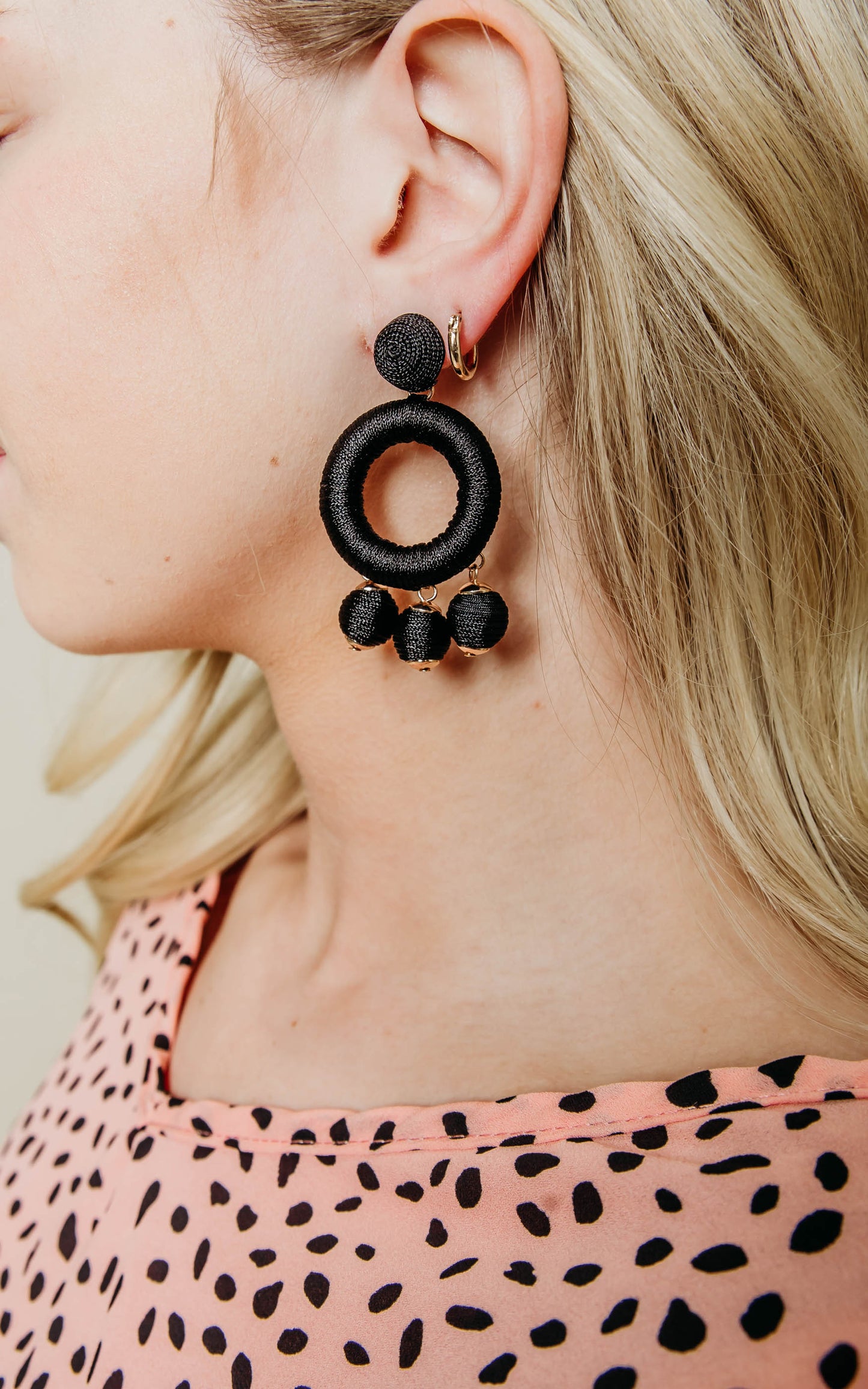 black yarn earring 