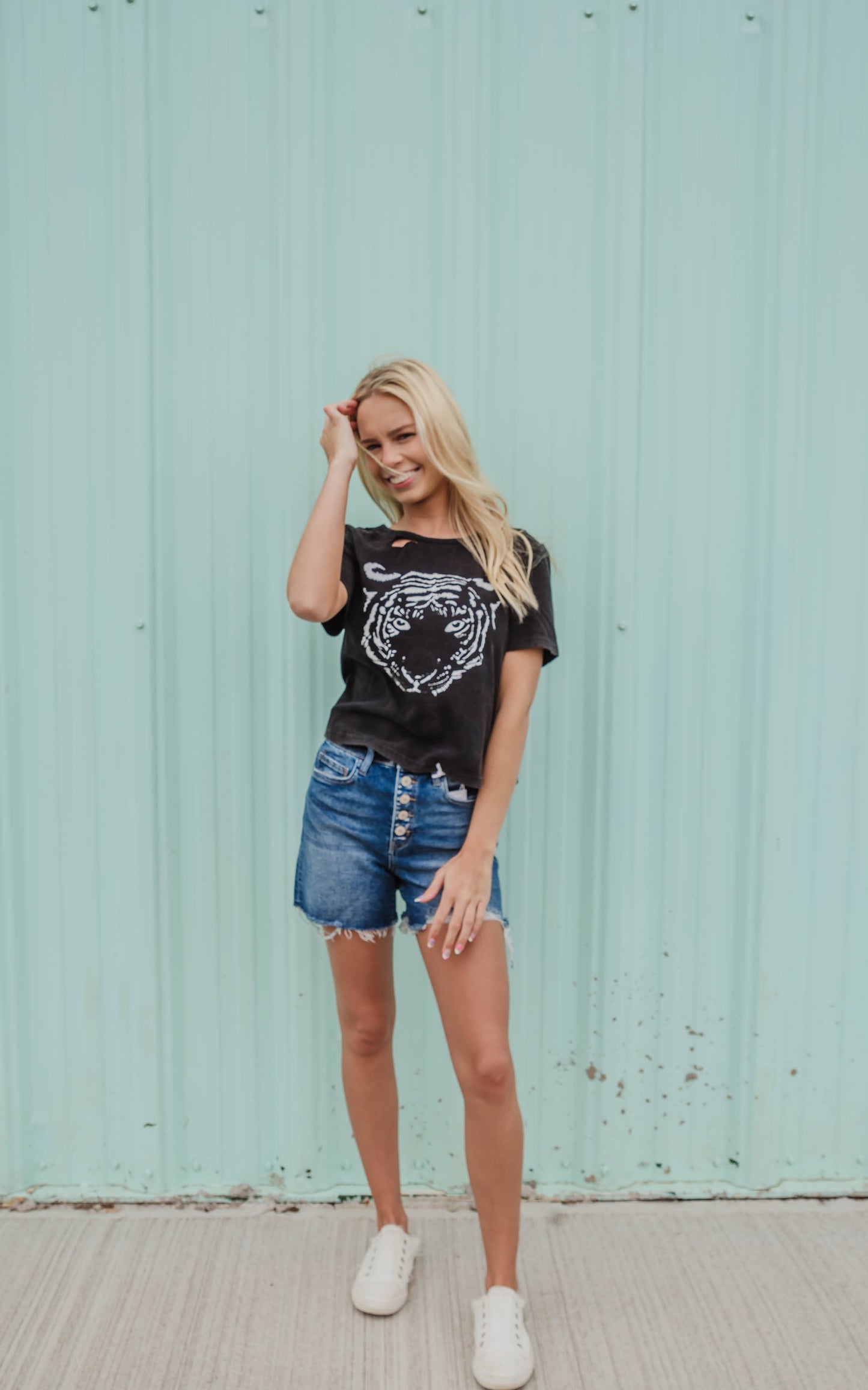 Distressed Tiger Graphic Cropped Tee