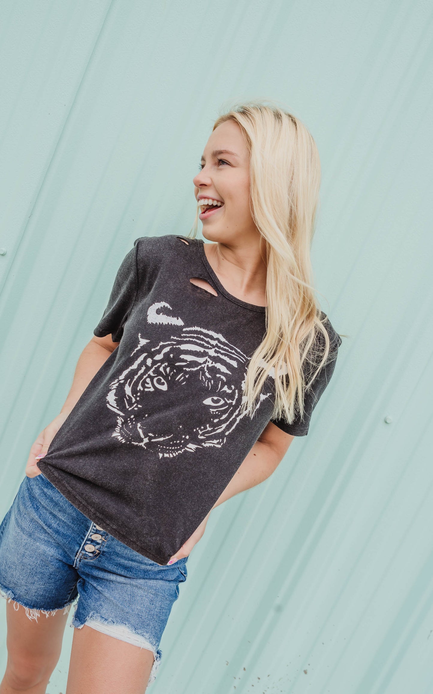 Distressed Tiger Graphic Cropped Tee