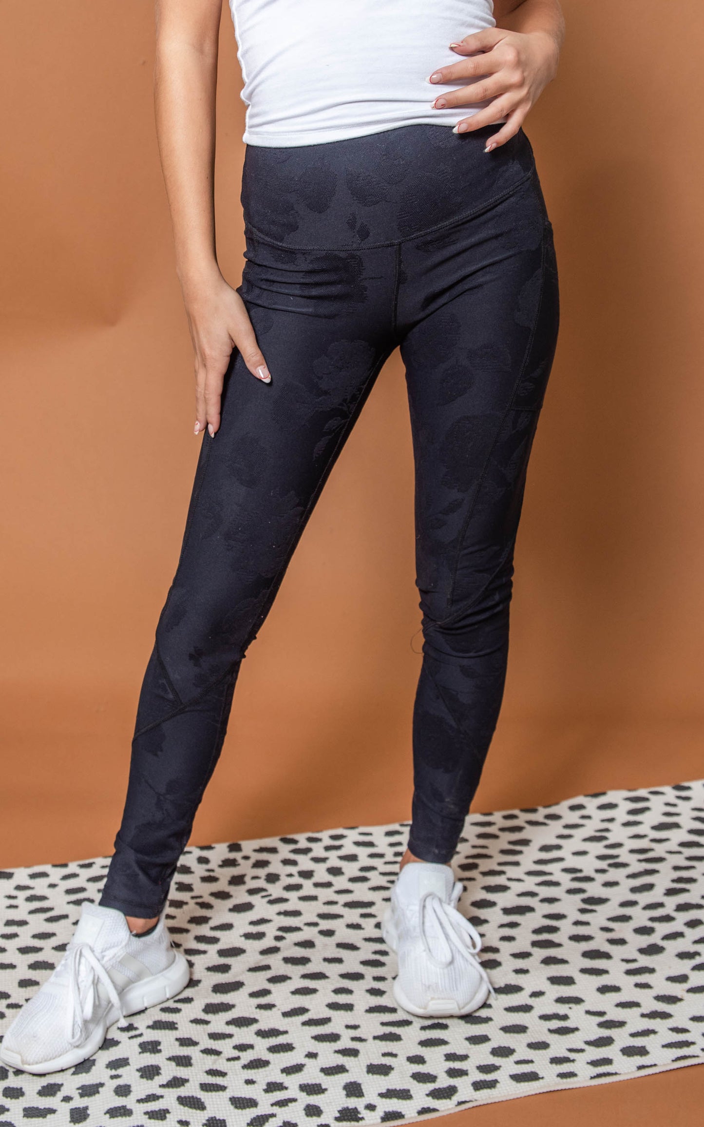 black textured rose legging 