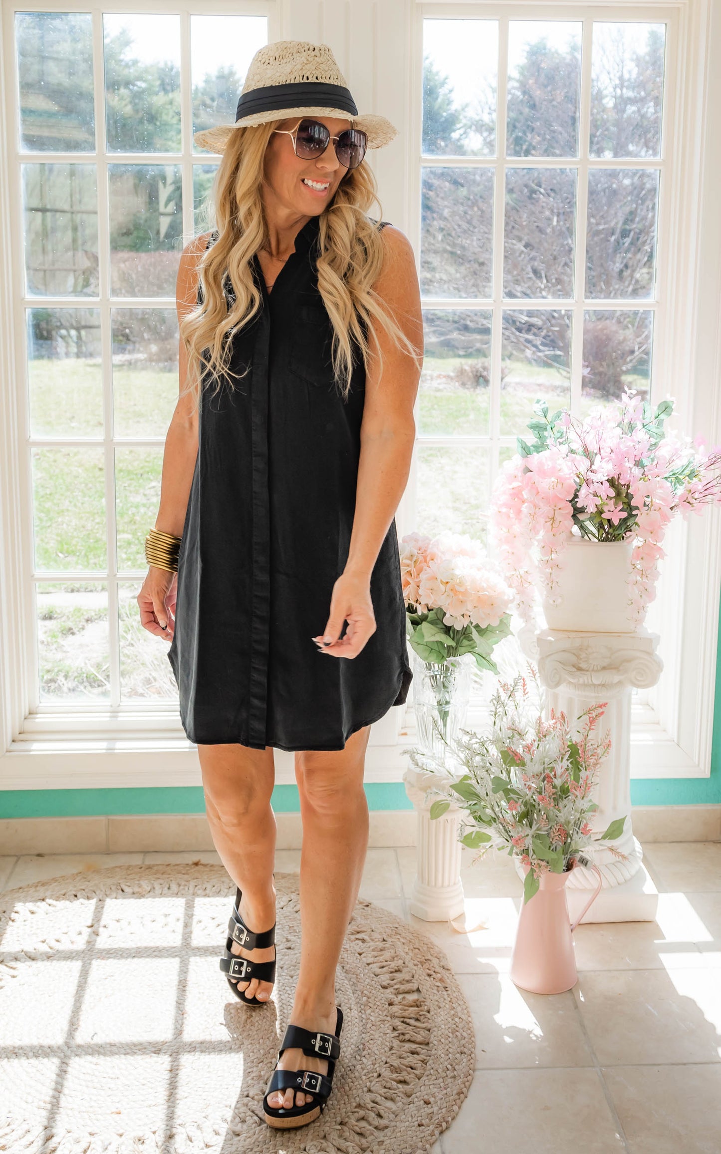 black sleeveless dress 