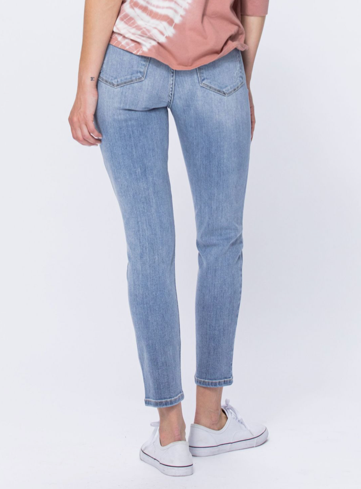 Judy Blue | High Rise Light Bleach Wash Relaxed Fit | FINAL SALE