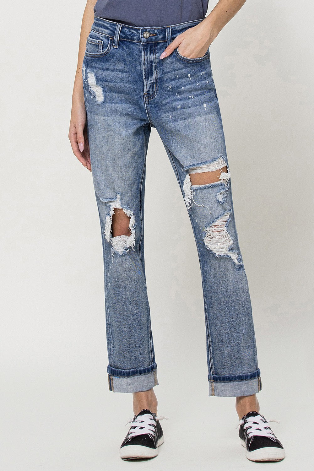 STRETCH BOYFRIEND JEANS W PAINT SPATTER DETAIL by Vervet